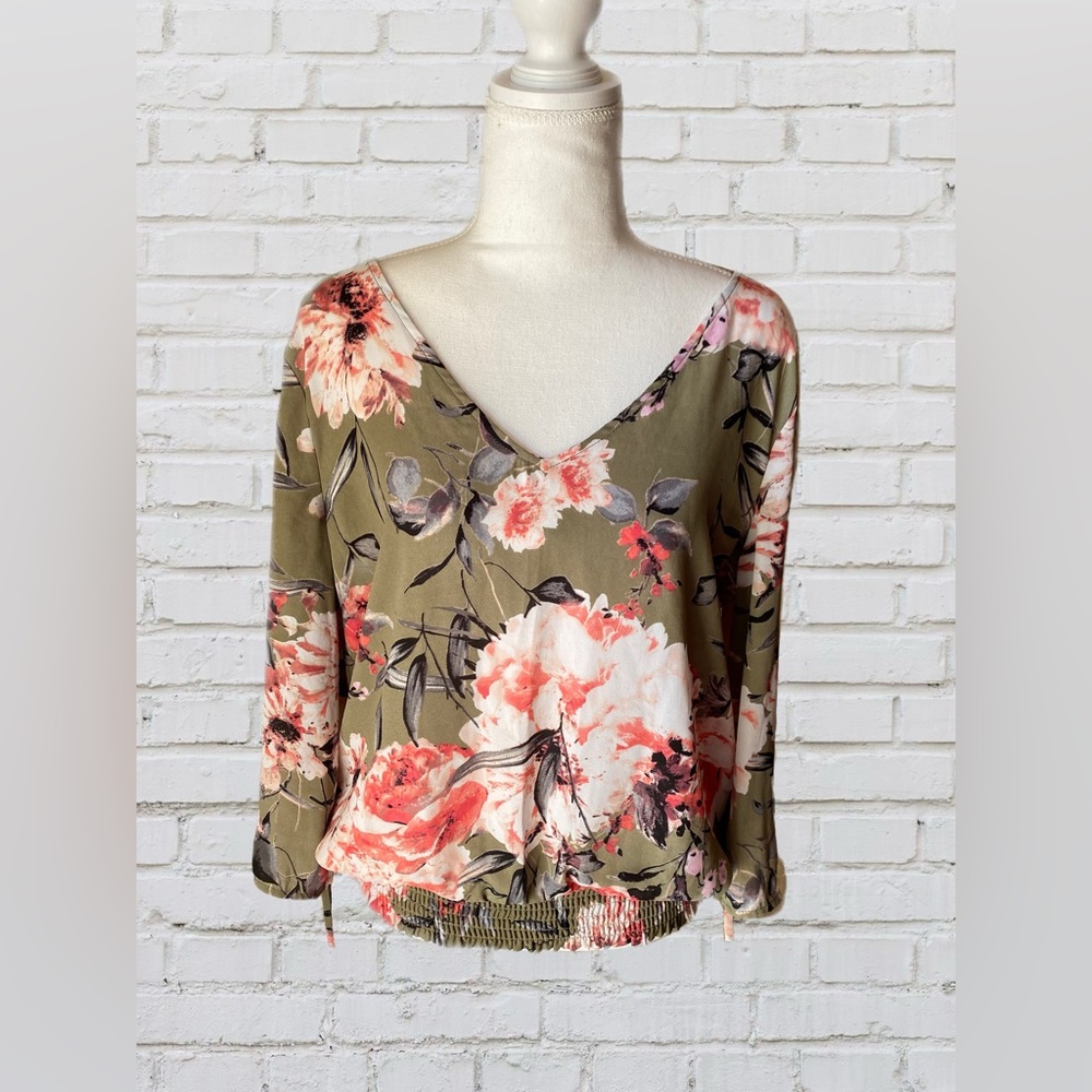 Beautiful FALL Floral NEW YORK & COMPANY BLOUSE in size MEDIUM